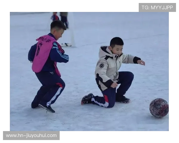 亲子雪地足球趣味挑战赛体验亲子合作与运动乐趣